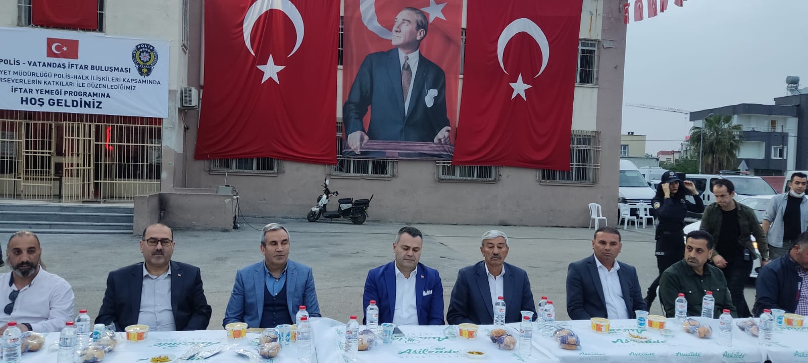 Tarsus Emniyet müdürlüğü vatandaşı ile iftar açtı.