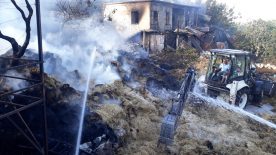 Tarsus’a bağlı Yanıkkışla Mahallesinde saman balyalarının bulunduğu alanda henüz bilinmeyen bir nedenle yangın çıktı.