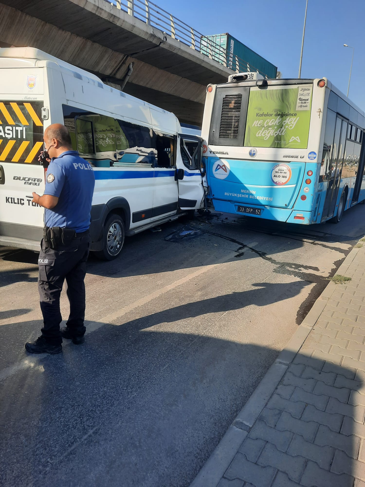 Servis aracı Belediye Halk Otobüsüne çarptı.