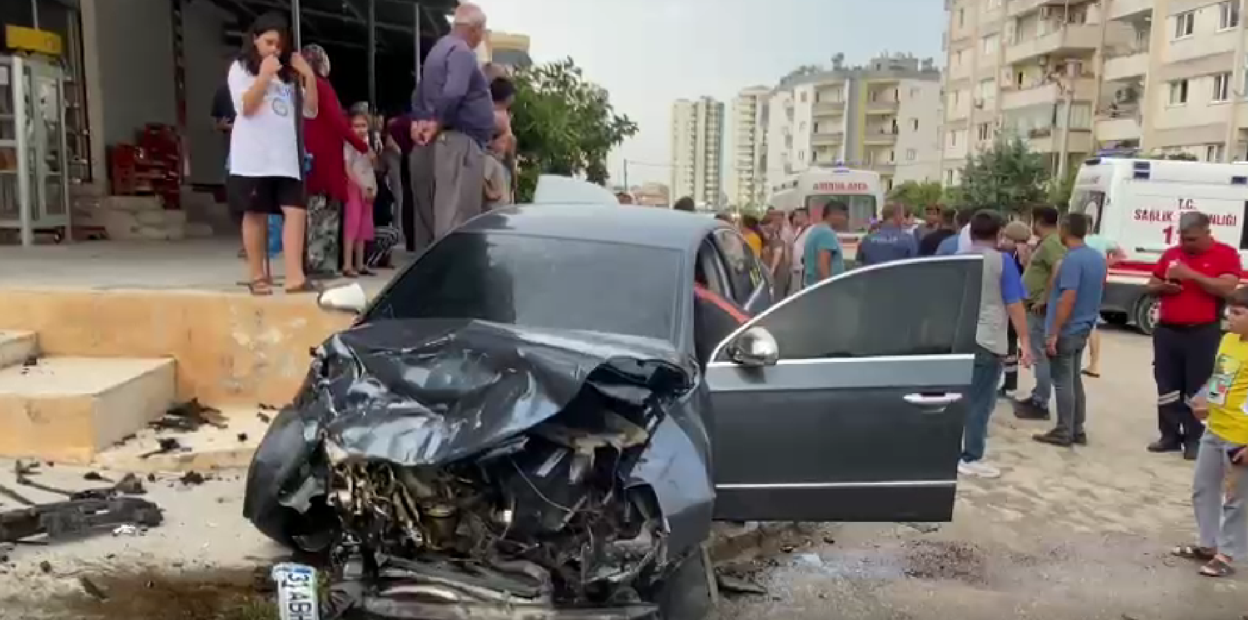 Tarsus’ta 2 otomobil kafa kafaya çarpıştı: 3 kişi yaralandı