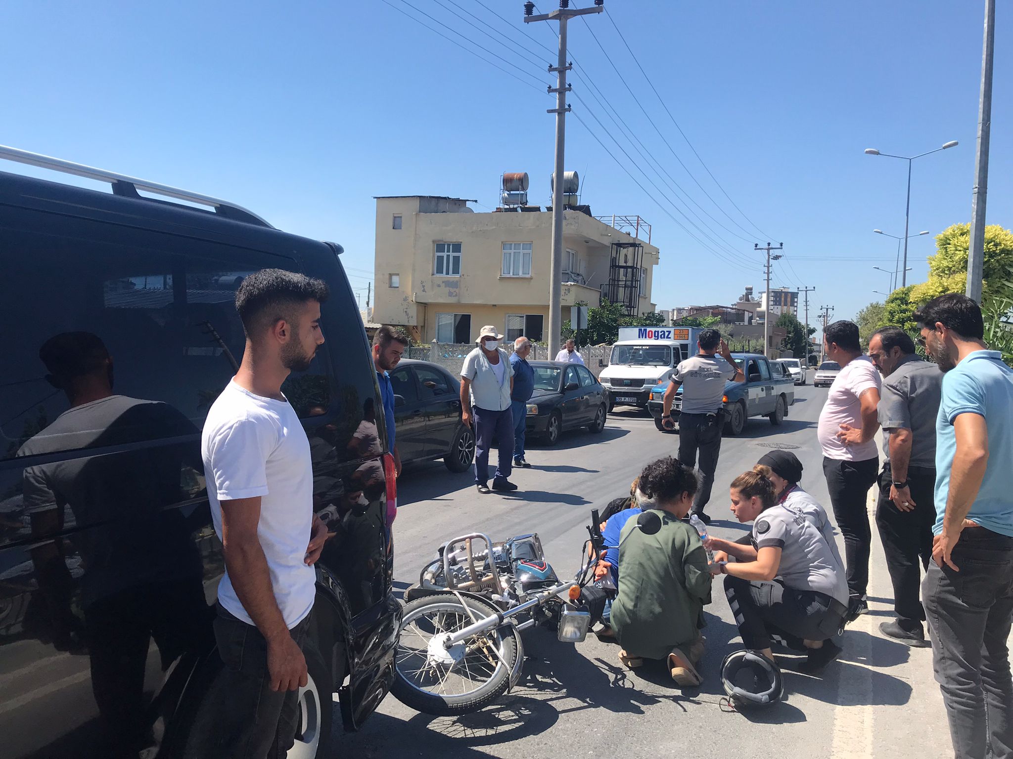 Mersin’in Tarsus ilçesinde motosiklet kazasında baba ve kızı yaralandı.