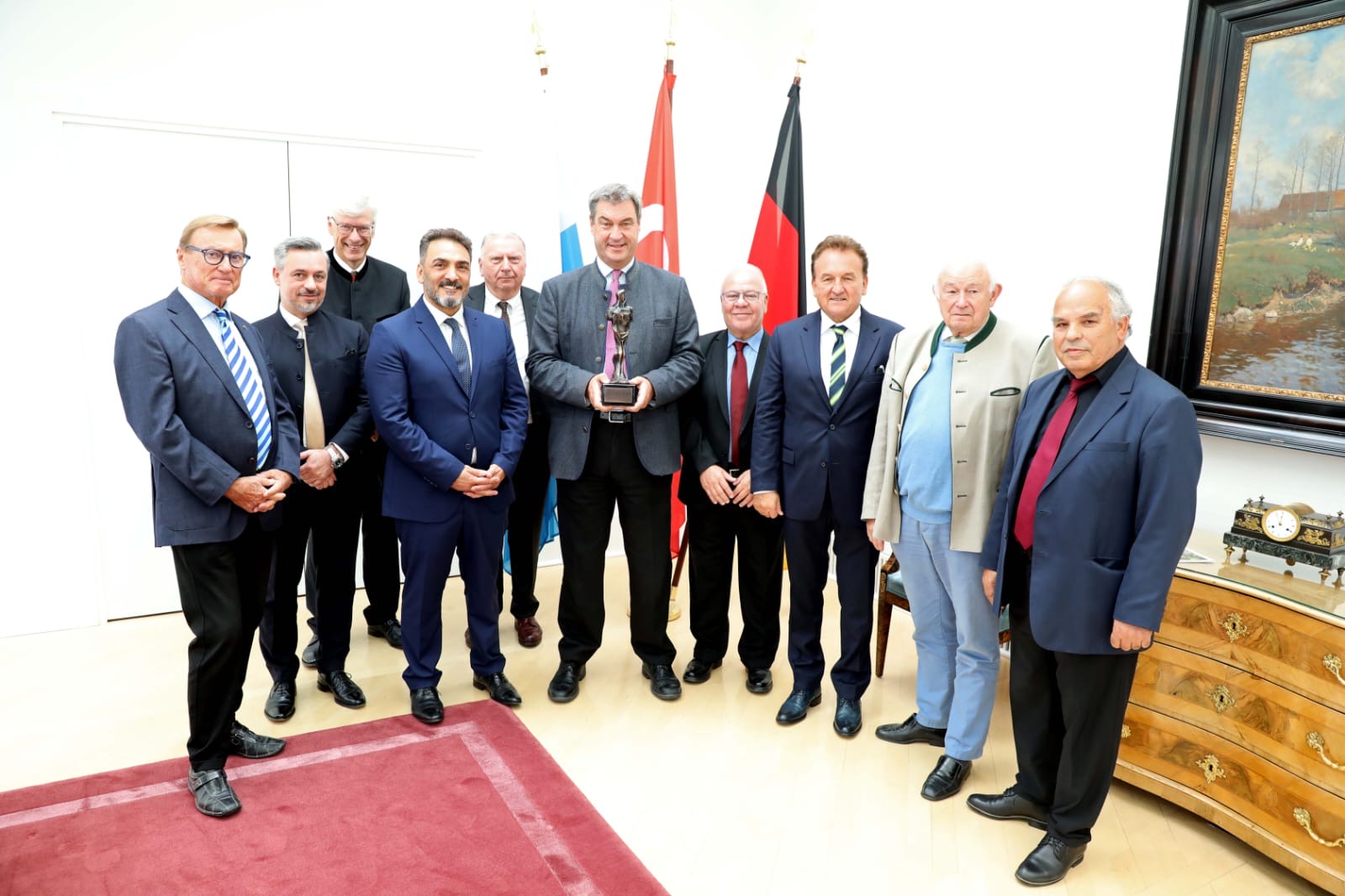 Türk Alman Dostluk Federasyonu Genel Başkanı Cihan Sendan, Bavyera Başbakanı Dr. Markus Söder’e Kybele onur ödülünü takdim etti.